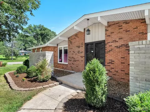 22 La Gorce Dr, Chesterfield, MO 63017