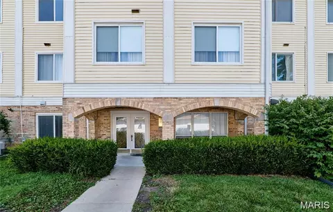 942 Guelbreth Ln #300, Creve Coeur, MO 63141