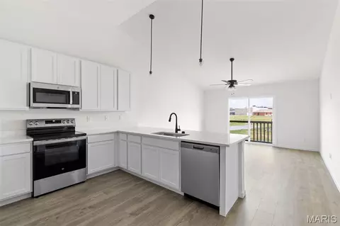 Kitchen - 2211 Heatherfield Dr, Rolla, MO 65401 photo 4 of 4