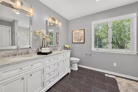 Bath - 1751 Warmington Ct, Ballwin, MO 63021 photo 2 of 4