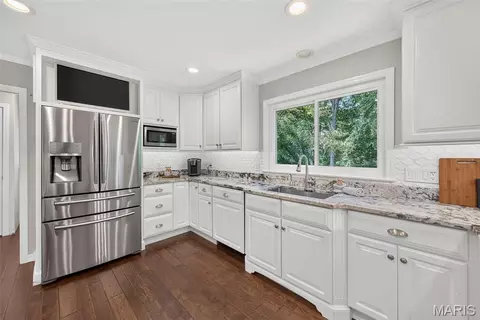 Kitchen - 1751 Warmington Ct, Ballwin, MO 63021 photo 2 of 6