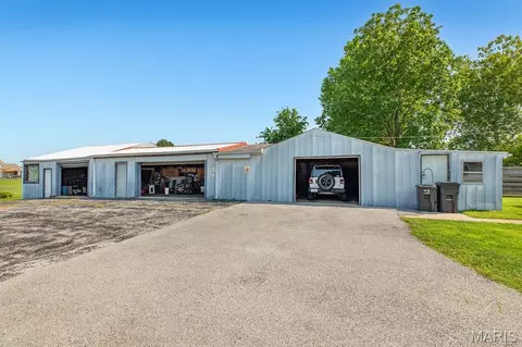Exterior - 706 S Maple St, Brighton, IL 62012 photo 14 of 15