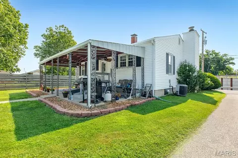 Exterior - 706 S Maple St, Brighton, IL 62012 photo 8 of 15