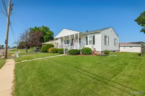 Exterior - 706 S Maple St, Brighton, IL 62012 photo 2 of 15