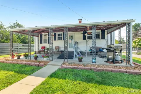 Exterior - 706 S Maple St, Brighton, IL 62012 photo 7 of 15