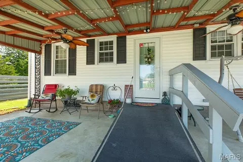 Exterior - 706 S Maple St, Brighton, IL 62012 photo 12 of 15
