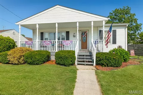 Exterior - 706 S Maple St, Brighton, IL 62012 photo 3 of 15