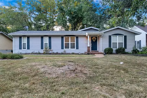 1063 Port Diane Dr, Saint Louis, MO 63146