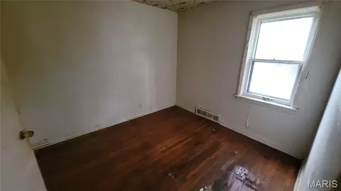 Bedroom - 8525 Appleton Dr, Saint Louis, MO 63132 photo 1 of 2