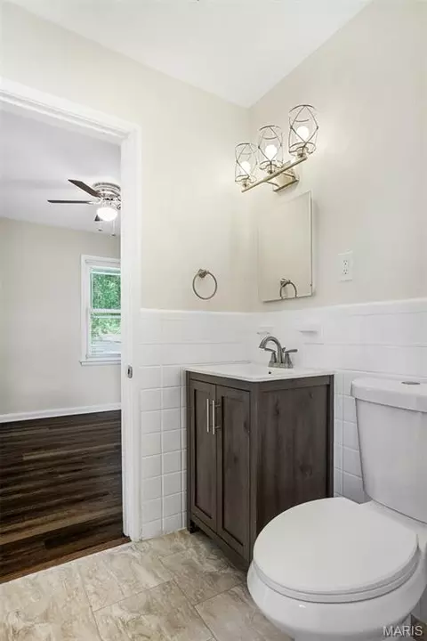 Bath - 5336 Kirkland Dr, Normandy, MO 63121 photo 2 of 3