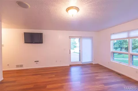 Living - 4 River Hills Rd, Hannibal, MO 63401 photo 4 of 8