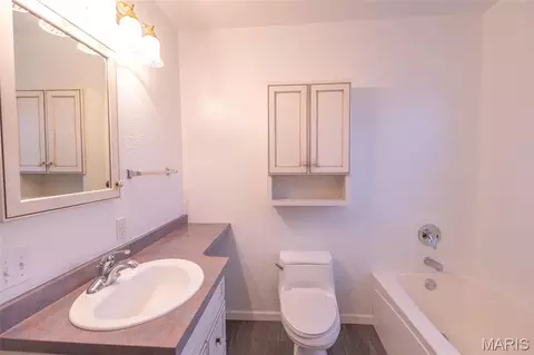 Bath - 4 River Hills Rd, Hannibal, MO 63401 photo 2 of 4