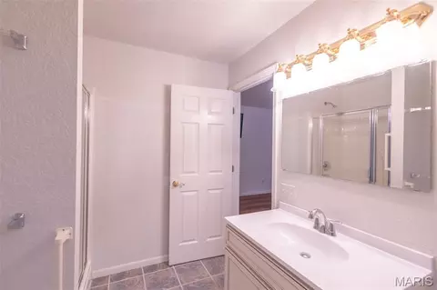 Bath - 4 River Hills Rd, Hannibal, MO 63401 photo 4 of 4