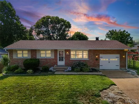 2106 Box Dr, Saint Louis, MO 63125