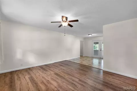 Living - 537 Crestwood Dr, Jackson, MO 63755 photo 1 of 2