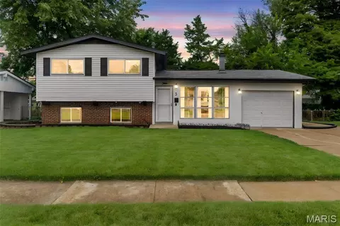 5 Sunridge Ln, Florissant, MO 63031