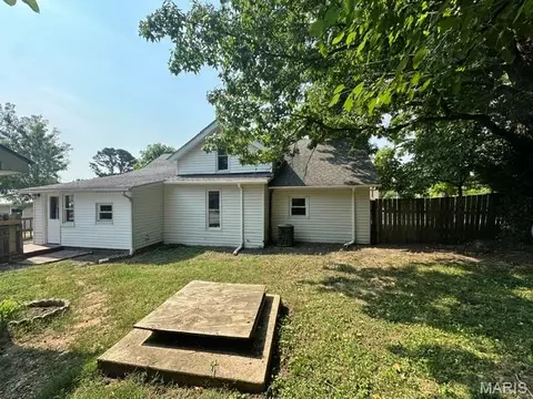 Exterior - 702 E 3rd St, Salem, MO 65560 photo 9 of 15