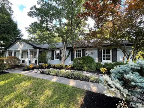 542 White Rose Ln, Olivette, MO 63132