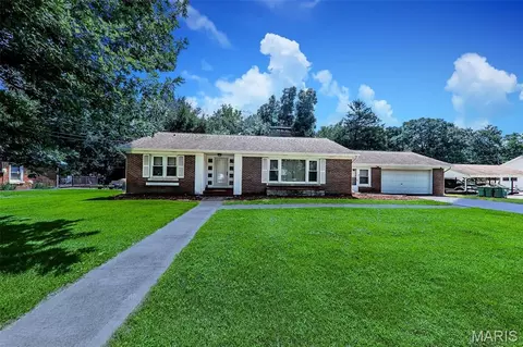 35 Harmon Dr, Lebanon, IL 62254