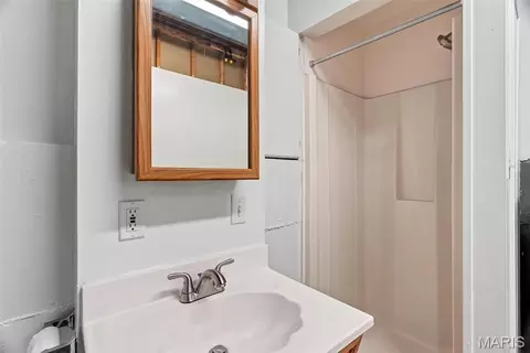 Bath - 5 W 12th St, Washington, MO 63090 photo 3 of 3