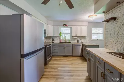 Kitchen - 111 Dacus Dr, Sikeston, MO 63801 photo 2 of 2