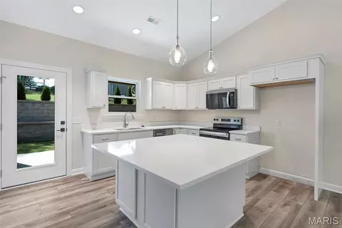 Kitchen - 133 Stone Ledge Dr, Saint Clair, MO 63077 photo 2 of 7