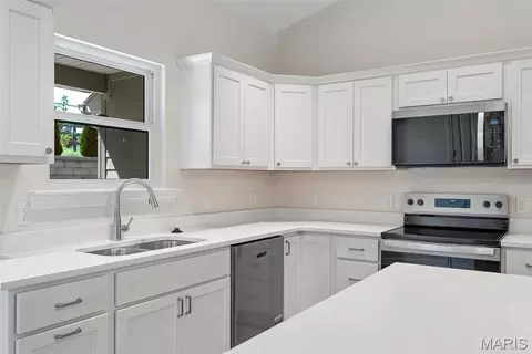 Kitchen - 133 Stone Ledge Dr, Saint Clair, MO 63077 photo 4 of 7
