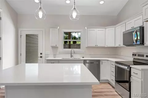 Kitchen - 133 Stone Ledge Dr, Saint Clair, MO 63077 photo 3 of 7