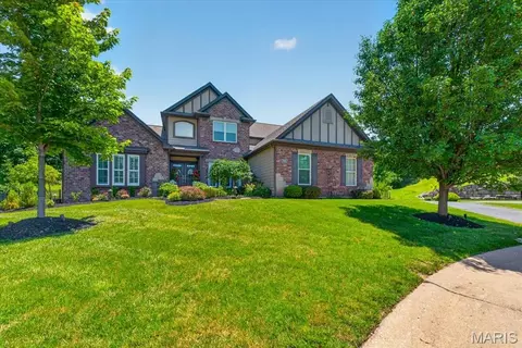 9818 Grandview Lake Ct, Sunset Hills, MO 63127