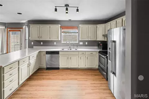 Kitchen - 1112 Danzig Dr, O'fallon, IL 62269 photo 2 of 5