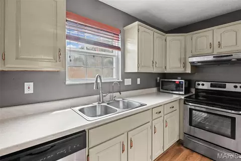 Kitchen - 1112 Danzig Dr, O'fallon, IL 62269 photo 4 of 5