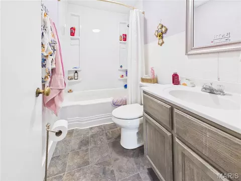Bath - 329 W Parker Ave, Chaffee, MO 63740 photo 3 of 3