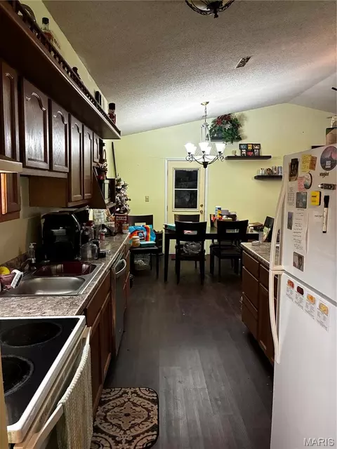 Kitchen - 28254 Pike 224, Eolia, MO 63344 photo 1 of 2