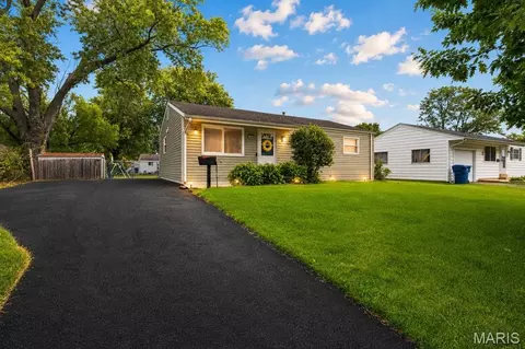 875 5th Plz, Florissant, MO 63031