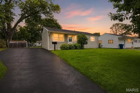 875 5th Plz, Florissant, MO 63031