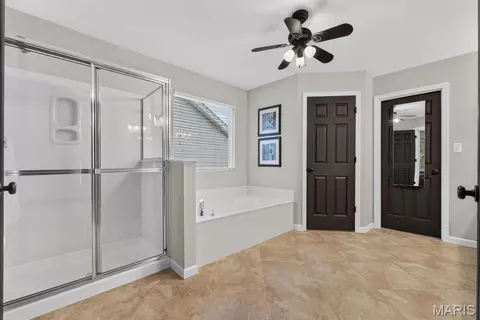 Entry Way - 1388 Red Oak Plantation Dr, Ballwin, MO 63021 photo 5 of 6