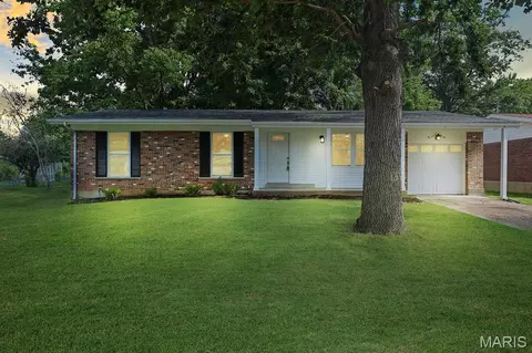 3855 Belcroft Dr, Florissant, MO 63034