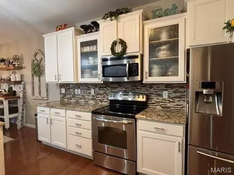Kitchen - 117 Fox Haven Dr, O'fallon, MO 63368 photo 3 of 5