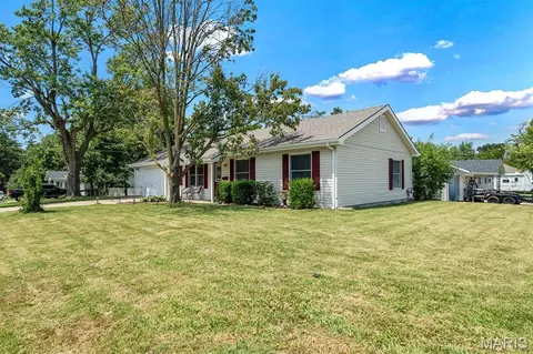 Exterior - 303 Saint Joseph Ave, O'fallon, MO 63366 photo 7 of 8