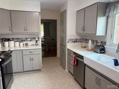 Kitchen - 4931 S Point Rd, Washington, MO 63090 photo 4 of 7