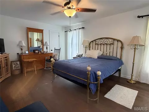 Bedroom - 4931 S Point Rd, Washington, MO 63090 photo 2 of 4