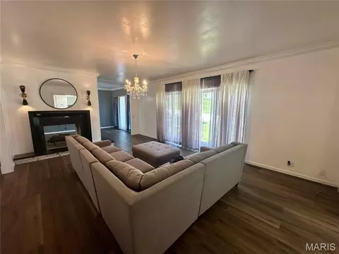 Living - 2009 Crescent Dr, Hannibal, MO 63401 photo 2 of 9