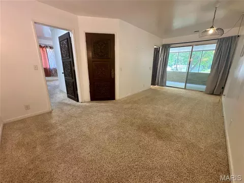 Living - 2009 Crescent Dr, Hannibal, MO 63401 photo 8 of 9
