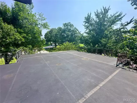 Exterior - 2009 Crescent Dr, Hannibal, MO 63401 photo 6 of 11