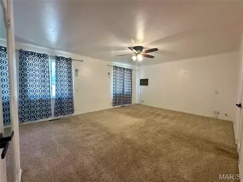 Living - 2009 Crescent Dr, Hannibal, MO 63401 photo 5 of 9