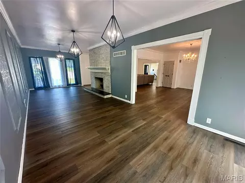 Living - 2009 Crescent Dr, Hannibal, MO 63401 photo 3 of 9