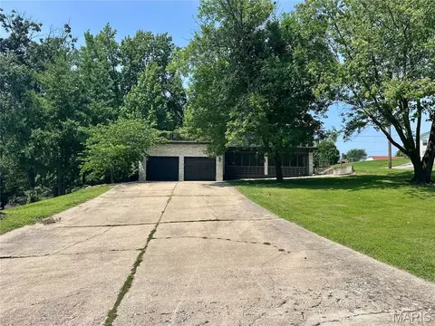 Exterior - 2009 Crescent Dr, Hannibal, MO 63401 photo 3 of 11