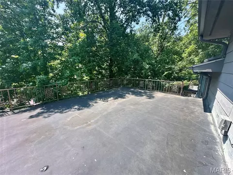Exterior - 2009 Crescent Dr, Hannibal, MO 63401 photo 5 of 11