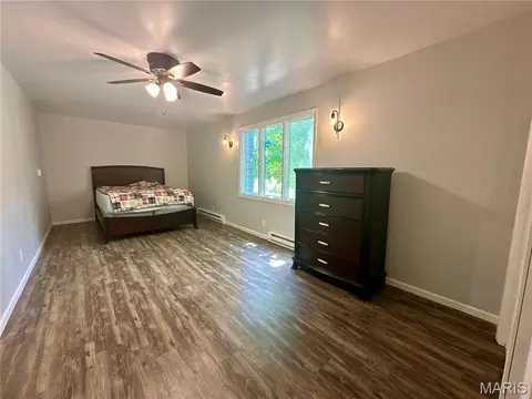 Bedroom - 2009 Crescent Dr, Hannibal, MO 63401 photo 2 of 3