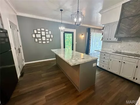 Kitchen - 2009 Crescent Dr, Hannibal, MO 63401 photo 2 of 4